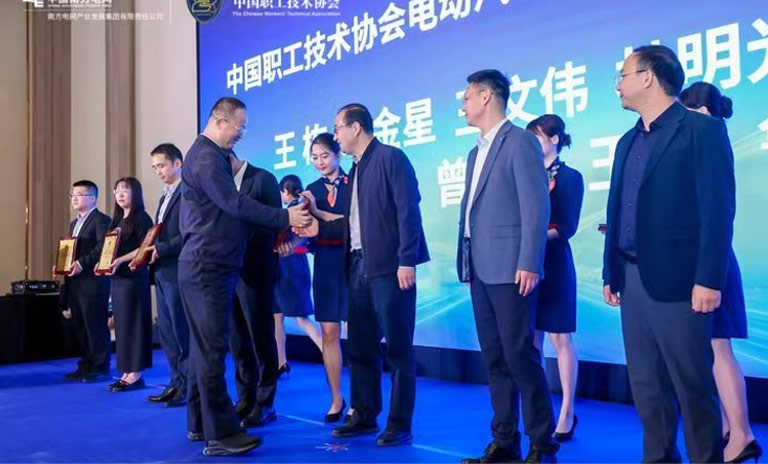 中國職工技術(shù)協(xié)會(huì)電動(dòng)汽車充換電專業(yè)委員會(huì)成立大會(huì)暨第一屆會(huì)員(代表)大會(huì)01_04.jpg